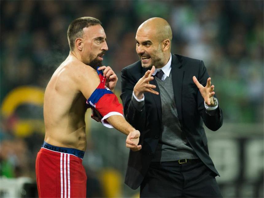 Guardiola will «emotionalen» Ribéry nicht bremsen Bayern-Trainer Pep Guardiola (r) setzt auf Franck Ribéry. Foto: Bernd Thissen