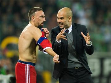 Bayern-Trainer Pep Guardiola (r) setzt auf Franck Ribéry. Foto: Bernd Thissen