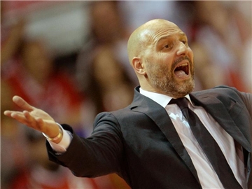 Bayern-Trainer Sasa Djordjevic war unzufrieden mit dem Auftritt seiner Spieler in Berlin. Foto: Andreas Gebert