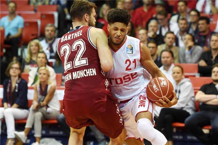 Bamberg gegen Bayern chancenlos: „Nicht akzeptabel“ Bayerns Danilo Barthel (l) verteidigt hart gegen Bambergs Augustine Rubit. Foto: Tobias Hase