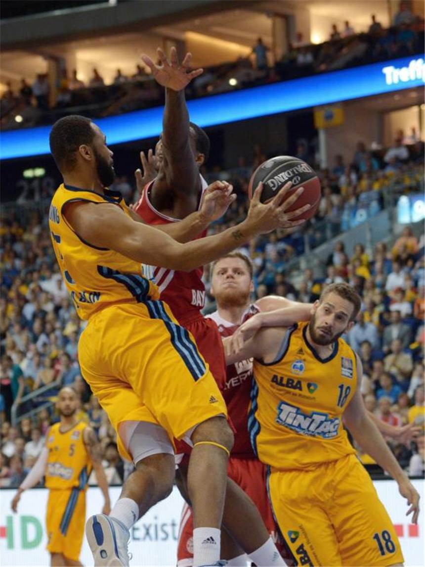 Finalerfolg über ALBA: Bayern auf dem Basketball-Thron Bayerns Deon Thompson (r) hindert den Berliner Reggie Redding am Punkten. Foto: Rainer Jensen