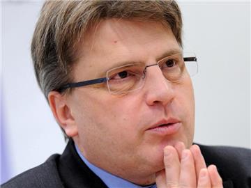 Bayerns Justizministe rBausback (CSU) stellt seine «Lex Gurlitt» im Bundesrat vor. Foto: Andreas Gebert