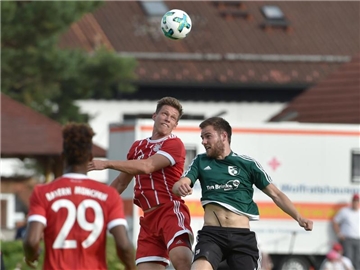 Bayerns Kingsley Coman (l) kämpft mit Wolfratshausens Jona Lehr um den Ball. Foto: Angelika Warmuth