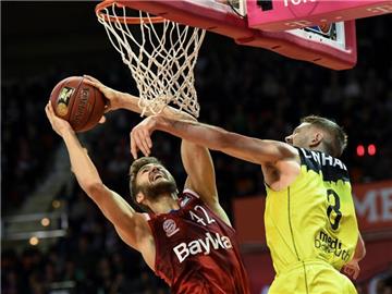 Bayerns Maxi Kleber setzt sich unter dem Korb gegen den Bayreuther Nate Linhart durch. Foto: Sven Hoppe