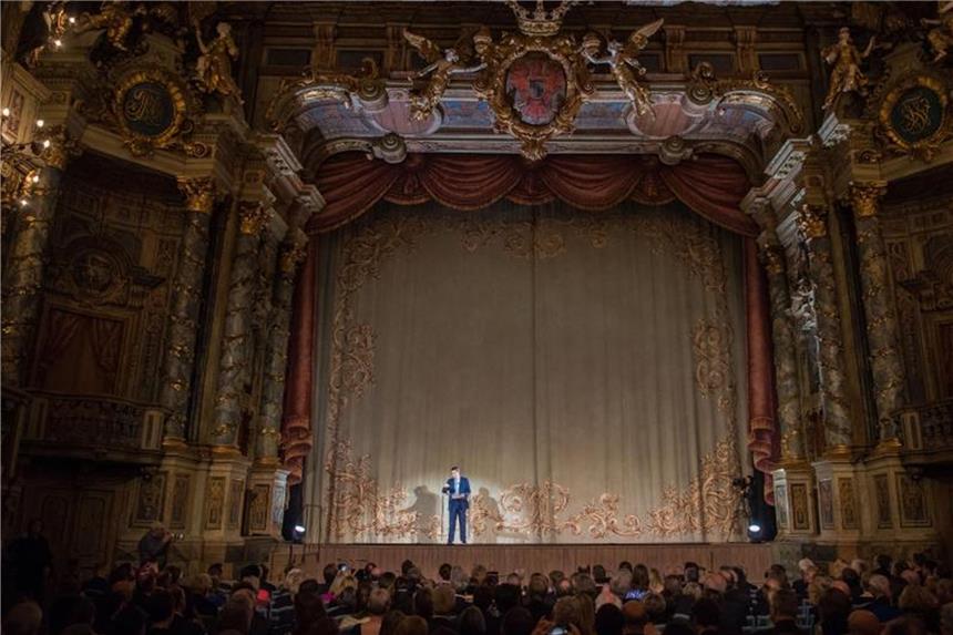 Ein Juwel: Bayreuther Opernhaus renoviert Bayerns Ministerpräsident Markus Söder (CSU) auf der Bühne des renovierten Opernhauses in Bayreuth. Foto: Nicolas Armer