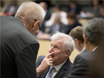 Bayerns Ministerpräsident Seehofer (M) und der baden-württembergische Ministerpräsident Kretschmann (l) unterhalten sich im Bundesrat in Berlin. Foto: Kay Nietfeld