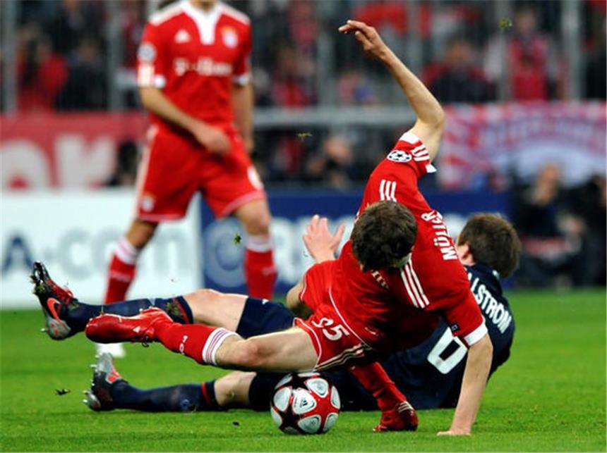 Olé Robben, oje Ribéry - Bayern «versetzen Berge» Bayerns Thomas Müller (l) wird von Kim Källström von Lyon gefoult.