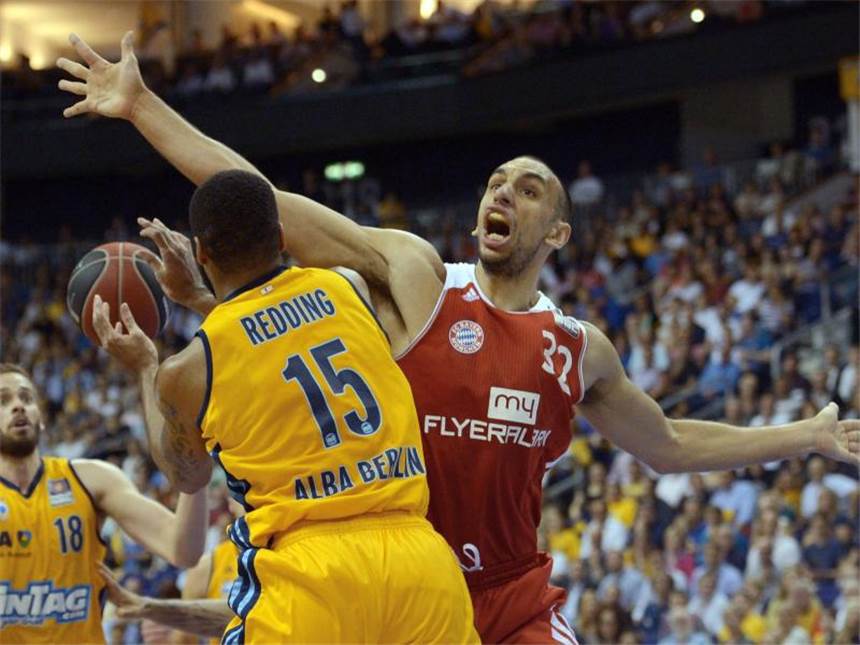 Finalerfolg über ALBA: Bayern auf dem Basketball-Thron Bayerns Yassin Idbihi hindert den Berliner Reggie Redding (l) am Wurf. Foto: Rainer Jensen