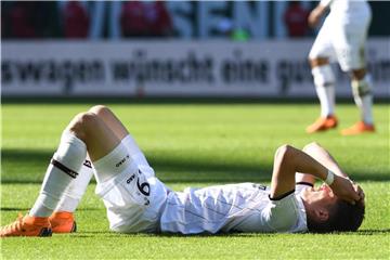 Bayers Leverkusens Kai Havertz liegt nach Spielende in Bremen auf dem Rasen. Foto: Carmen Jaspersen