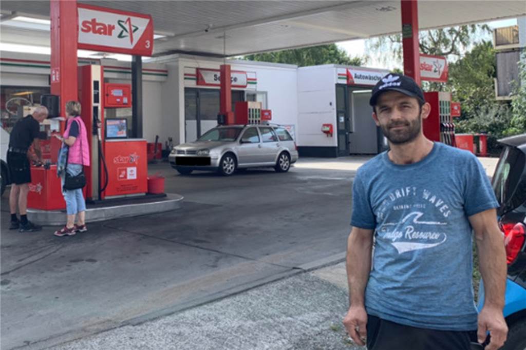 Ende des Tankrabatts: Castrop-Rauxeler erwarten 30 Cent Aufschlag Bayram Arslan steht vor einer Tankstelle in Castrop-Rauxel.