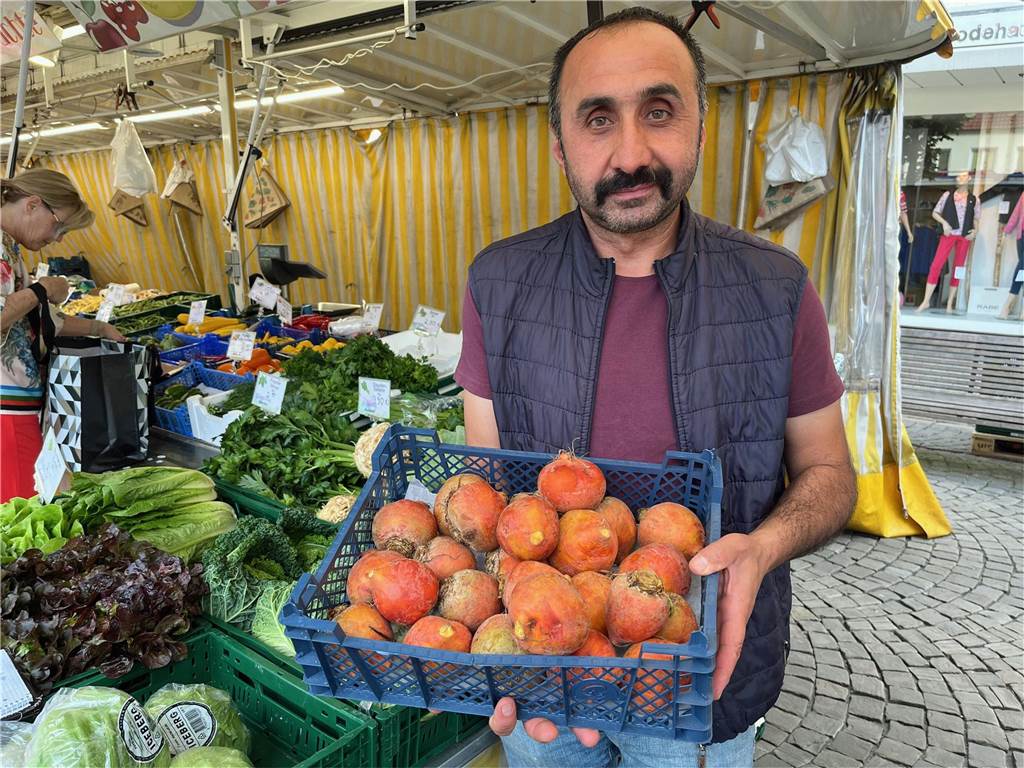 Bayram Balci mit einer Kiste der ausgefallenen Ringelbete, einer milden Variante der Rote Bete.