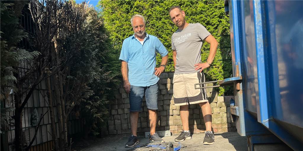 Opfer der Brandserie: „Alle haben ‚Feuer, Feuer‘ geschrien“ Bayram Küplüce und Tobias Krone stehen neben der Stelle, wo eine blaue Mülltonne abbrannte und die Hecke Feuer fing.