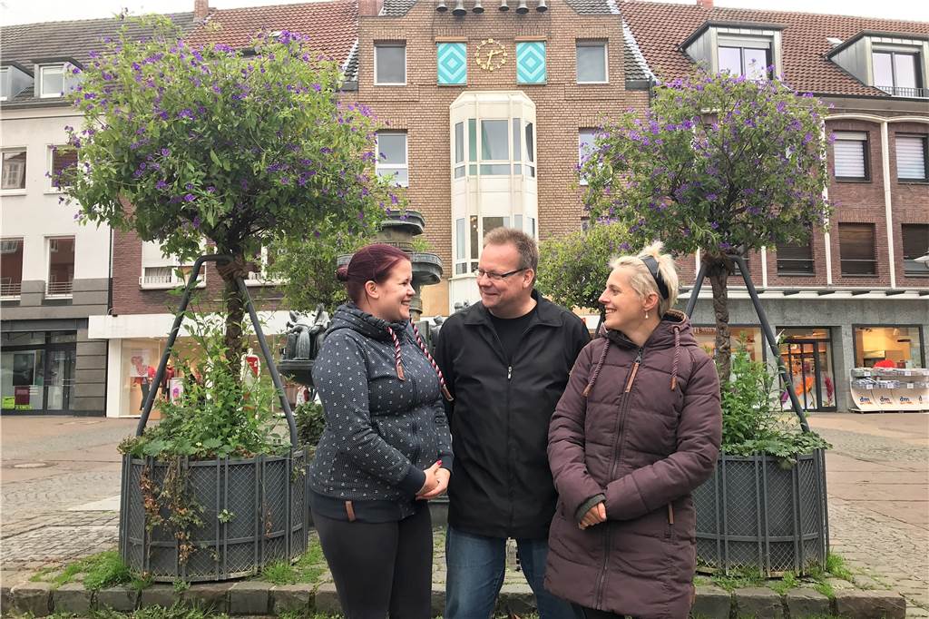 Das steckt hinter der Benefiz-Aktion für die Dorstener Werkstatt Bea Bierwirth, Daniel Tyburski und Kati Warmbier haben sich am Mittwoch erstmals auf dem Dorstener Marktplatz getroffen. Sie wollen den Beschäftigten der in Teilen abgebrannten Dorstener Werkstatt helfen.