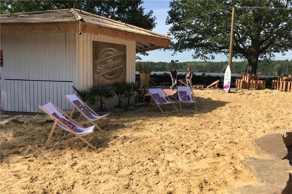 Halterns Biergärten im Überblick: Angebot, Öffnungszeiten, Preise Liegestühle stehen im Sand.