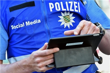 Beamte aus dem Social Media Team der Polizei sind am 08.05.2016 bei einer Großveranstaltung im Zentrum von Leipzig (Sachsen) mit einem Tablet unterwegs. Im Zeitalter der sozialen Medien bedient sich auch die Polizei der neuen Kommunikationsmittel und informiert etwa über den Kurznachrichtendienst Twitter über das aktuelle Geschehen vor Ort. 