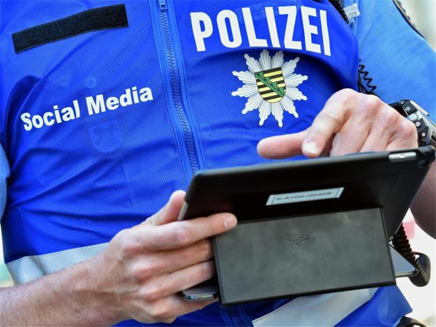 Gegen Falschnachrichten: SPD nimmt Facebook in die Pflicht Beamte aus dem Social Media Team der Polizei sind bei einer Großveranstaltung in Leipzig unterwegs. Foto: Hendrik Schmidt/Illustration