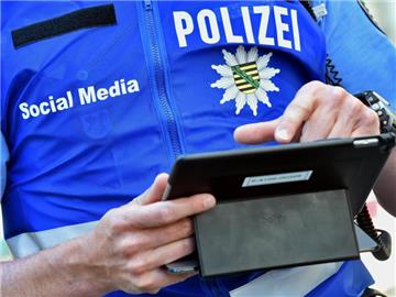 Beamte aus dem Social Media Team der Polizei sind bei einer Großveranstaltung in Leipzig unterwegs. Foto: Hendrik Schmidt/Illustration