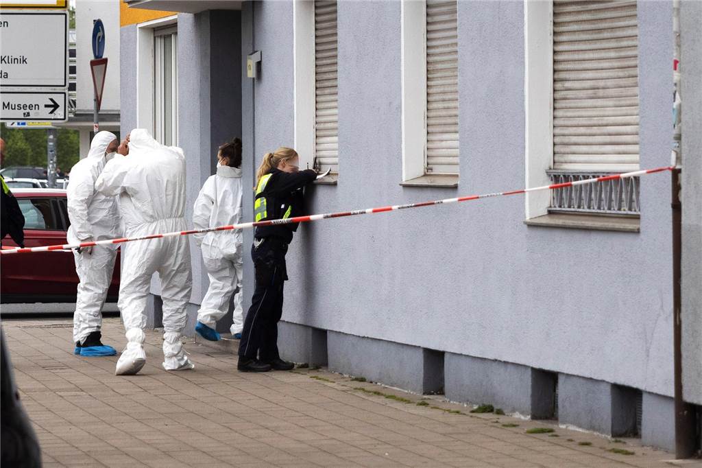Frau (53) in Duisburg mit Stichen lebensgefährlich verletzt: Vor ihrer Wohnung zusammengebrochen Spurensicherung in Duisburg
