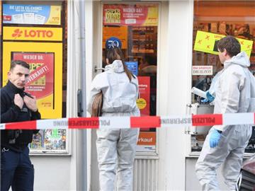 Beamte der Spurensicherung untersuchen nach dem tödlichen Raubüberfall den Tatort in Wiesbaden. Foto: Arne Dedert