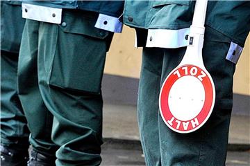 Beamte des Zolls führen eine Warnkelle "Halt Zoll" mit sich. Foto: Holger Battefeld