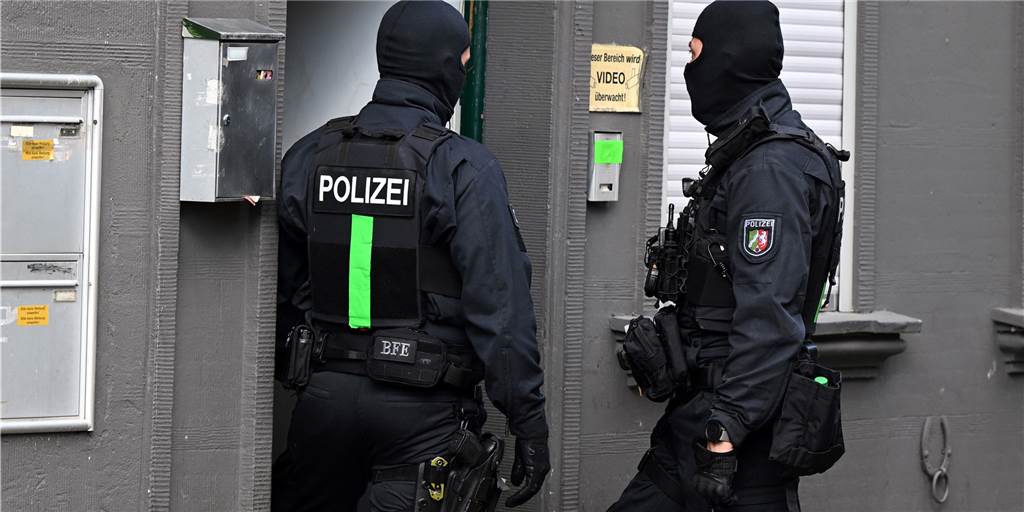 Kiloweise Drogen bei Razzia gefunden – Dealer drohen fünf Jahre Haft Polizisten untersuchen Wohnungen bei einer Drogenrazzia.