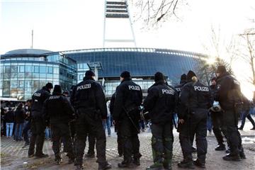 Beamte sichern Spiel im Bremer Weserstadion. Foto: Jörg Sarbach