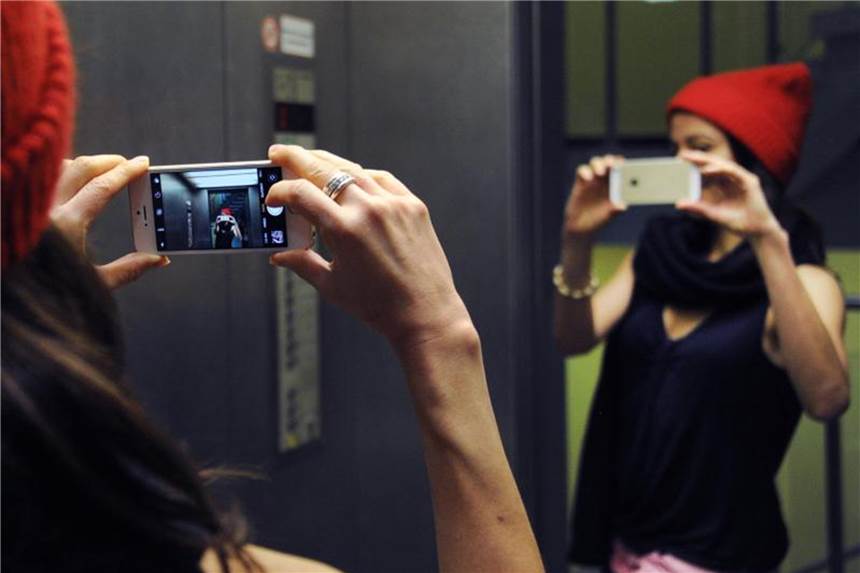 Fotofilter können Selbstwertgefühl schmälern „Bearbeitete Selfies können dazu führen, dass Menschen den Bezug zur Realität verlieren“, sagt Forscherin Neelam Vashi von der Boston University School of Medicine. Foto: Lisa Forster