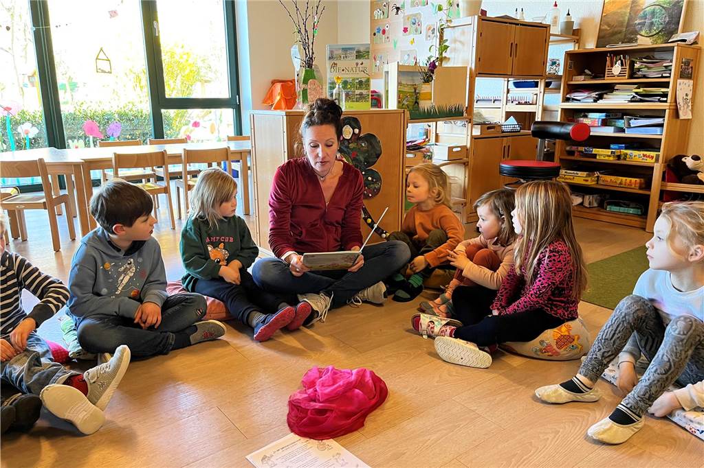 Ein Tag in der Kita: Anspruchsvoll, laut und unheimlich anstrengend Beata Gavulova liest eine Ostergeschichte vor. Die Kinder der Bärengruppe hören begeistert zu.