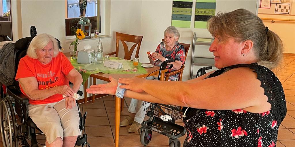 Mit Video und Fotostrecke: „Abkühlungs-Training“ für Hochbetagte in Werne Frauen kühlen ihre Arme mit einem Waschlappen.