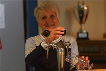 Beate Röhrig scheidet nach zehn Jahren aus der Bewirtung im Vereinsheim des SuS Olfen aus.
