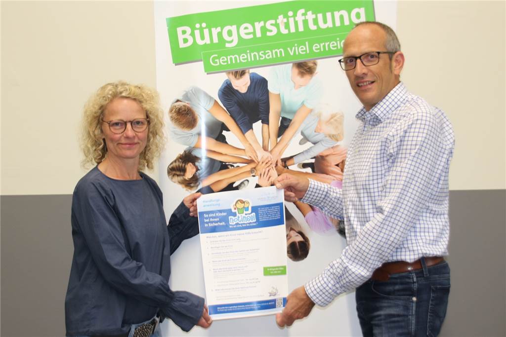 39 Notinseln für Kinder in Heek: Orte für schnelle Hilfe im Notfall Beate Weuler und Arnold Terliesner von der Bürgerstiftung sind froh darüber, dass Kinder jetzt in Heek im Notfall verlässliche Anlaufstellen haben.
