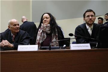 Beate Zschäpe sitzt neben ihren Anwälten Hermann Borchert (l) und Mathias Grasel im Gerichtssaal im Oberlandesgericht. Foto: Matthias Schrader/AP POOL/Archiv