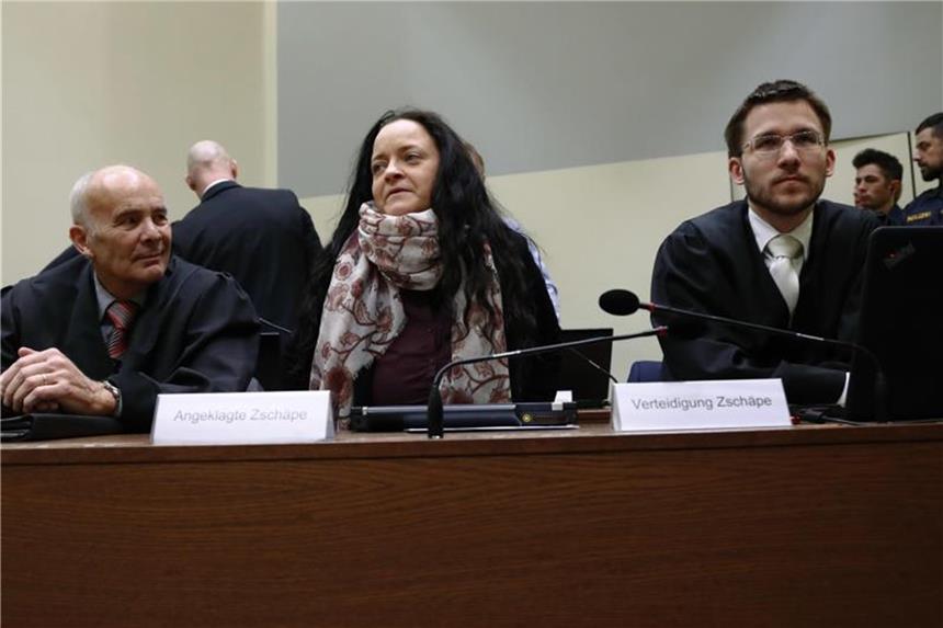 Im Zeitraffer: Zentrale Verhandlungstage des NSU-Prozesses Beate Zschäpe sitzt neben ihren Anwälten Hermann Borchert (l) und Mathias Grasel im Gerichtssaal im Oberlandesgericht. Foto: Matthias Schrader/AP POOL/Archiv