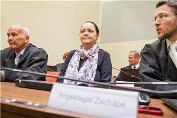 Beate Zschäpe zwischen ihren Anwälten Hermann Borchert (l) und Mathias Grasel (r) im Gerichtssaal des Oberlandesgericht München. Die Hauptverhandlung dauert schon mehr als fünf Jahren. Foto: Peter Kneffel