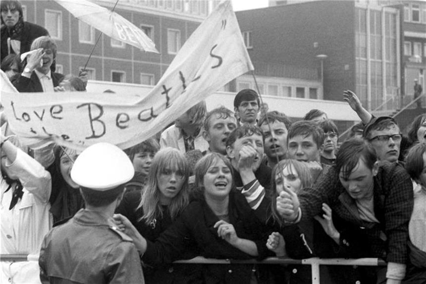 Das Protest-Jahr 1968 und seine Musik Beatles-Fans 1966 auf dem Flughafen Hamburg. Foto: WRner Reuss