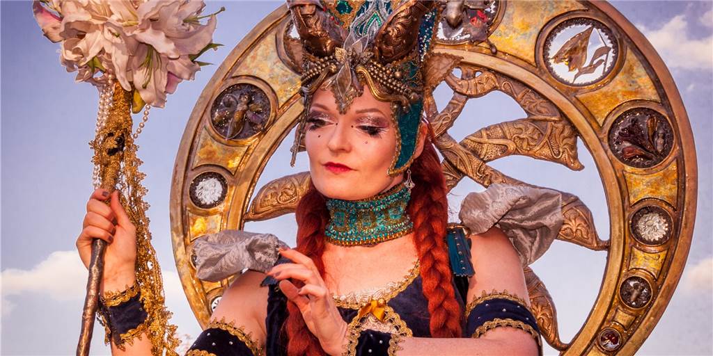 Barockmarkt in Nordkirchen: Es wird lustig, bunt - und schlüpfrig Beatrice Baumann liefert sogenannte Kontaktjonglage während des Nordkirchener Barockmarktes.