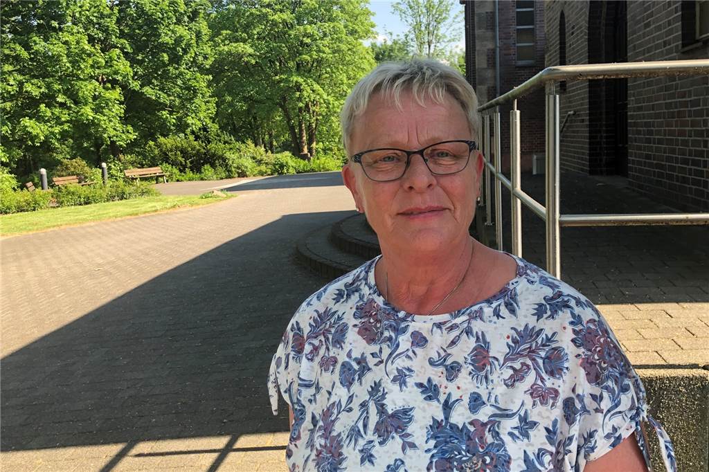 Laien-Beerdigungen in der katholischen Kirche: Zwei Castrop-Rauxeler starten Beatrix Senft ist gelernte Erzieherin, Mutter von zwei Kindern und Großmutter von drei Enkeln. Seit Jahrzehnten engagiert sie sich ehrenamtlich in der katholischen Kirchengemeinde. Sie schreibt und veröffentlicht religiöse und besinnliche Texte. Jetzt kommt der Beerdigungsdienst dazu.