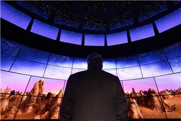 Bedienung per Sprachbefehl: In Zukunft werden LGs OLED-Fernseher über den Google Assistant gesteuert. Foto: Paul Buck/dpa/Archiv