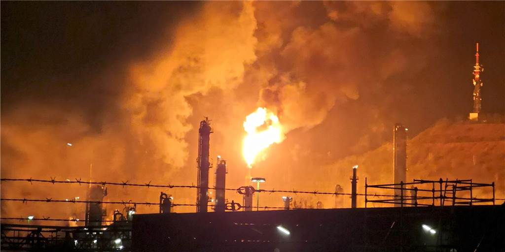 13. Januar 2020 - die Nacht, in der das Ruhrgebiet „brannte“ Bedrohlich wirkt der Feuerschein am 13. Januar 2020, als in Scholven 260 Tonnen Kohlenwasserstoffe abgefackelt werden mussten.