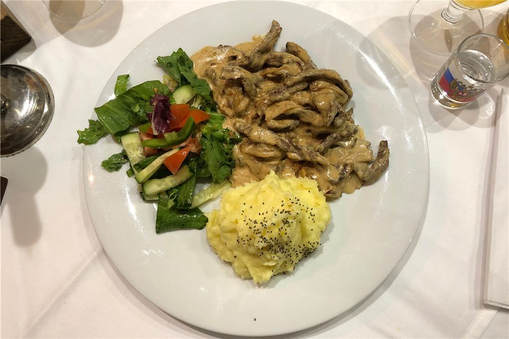 Beef Stroganoff: Rindfleischstreifen in heller Soße.