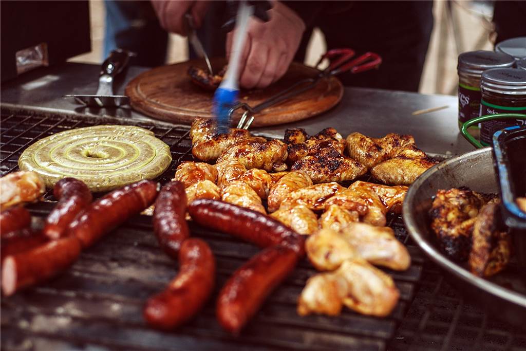 Biersommelier sagt: Bier passt perfekt zum Barbecue - nur nicht als Dusche „Beer & BBQ“ lautet eine regelmäßig stattfindende Veranstaltung, bei der die Gäste erfahren, wie das Gegrillte noch besser schmeckt - natürlich mit Bier.