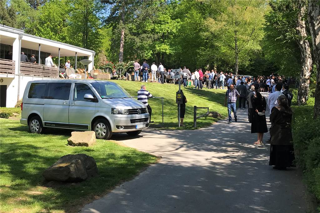 Unsere markantesten Bilder aus 365 Tagen Pandemie in Castrop-Rauxel Beerdigung mit Massenandrang: Zwei Beisetzungen auf dem Merklinder Friedhof sorgten im Sommer für Aufregung, weil die Teilnehmerzahl alle Regeln brach, Polizei und Ordnungsamt eingreifen mussten.