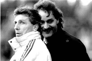 Befördert und beurlaubt: Am 13. November 1990 erfuhr Peter Neururer (r.) von seinem „Aus“ als Schalker Cheftrainer, am 14. November übernahm Klaus Fischer (l.) bis zum Jahresende.