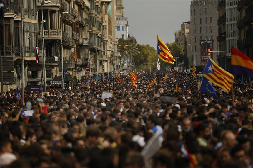 Katalanen protestieren und streiken gegen Polizeigewalt Befürworter des katalanischen Unabhängigkeitsreferendums demonstrieren am 03.10.2017 in Barcelona (Spanien). Nach dem umstrittenen Referendum in Katalonien bereitet sich die Regionalregierung von Puigdemont nach eigenen Angaben auf die Abspaltung von Spanien vor. Für Dienstag riefen Gewerkschaften und andere Organisationen aus Protest gegen das harte Vorgehen der von Madrid nach Katalonien entsandten staatlichen Polizeieinheiten zu einem Generalstreik in ganz Katalonien auf. Foto: Francisco Seco/AP/dpa +++(c) dpa - Bildfunk+++ |