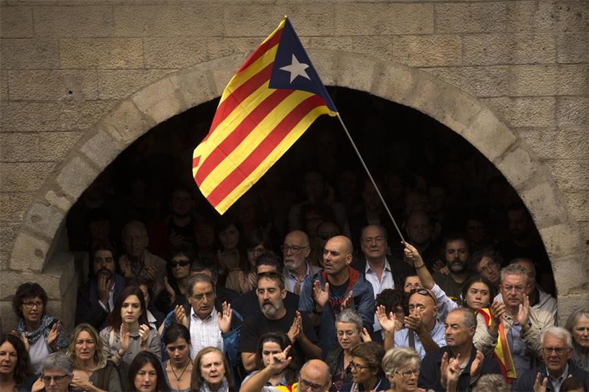 Deutsche Industrie warnt vor Abspaltung Kataloniens Befürworter des katalanischen Unabhängigkeitsreferendums versammeln sich am 02.10.2017 in Girona (Spanien) zu einer Kundgebung vor dem Rathaus. Die katalanische Regionalregierung hatte die Polizeigewalt während des Unabhängigkeitsreferendum in Katalonien verurteilt und nach einer Kabinettssitzung zur Beratung des weiteren Vorgehens der Regionalregierung den Abzug aller staatlicher Polizeieinheiten aus Katalonien gefordert. (zu dpa «Puigdemont: Ergebnis der Katalonien-Abstimmung ist verbindlich» vom 02.10.2017) Foto: Francisco Seco/AP/dpa +++(c) dpa - Bildfunk+++