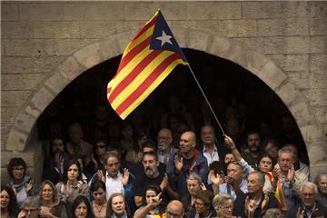Befürworter des katalanischen Unabhängigkeitsreferendums versammeln sich am 02.10.2017 in Girona (Spanien) zu einer Kundgebung vor dem Rathaus. Die katalanische Regionalregierung hatte die Polizeigewalt während des Unabhängigkeitsreferendum in Katalonien verurteilt und nach einer Kabinettssitzung zur Beratung des weiteren Vorgehens der Regionalregierung den Abzug aller staatlicher Polizeieinheiten aus Katalonien gefordert. (zu dpa «Puigdemont: Ergebnis der Katalonien-Abstimmung ist verbindlich» vom 02.10.2017) Foto: Francisco Seco/AP/dpa +++(c) dpa - Bildfunk+++