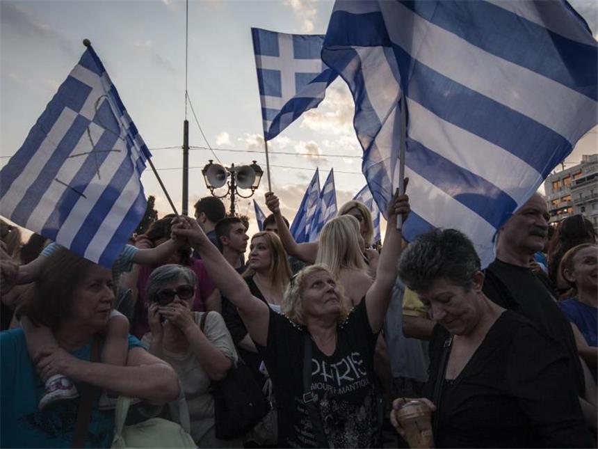 Dramatischer Poker im griechischen Schuldenstreit Befürworter eines "Nein" bei dem anstehenden Referendum bei einer Demo in Athen. Foto: Socrates Baltagiannis