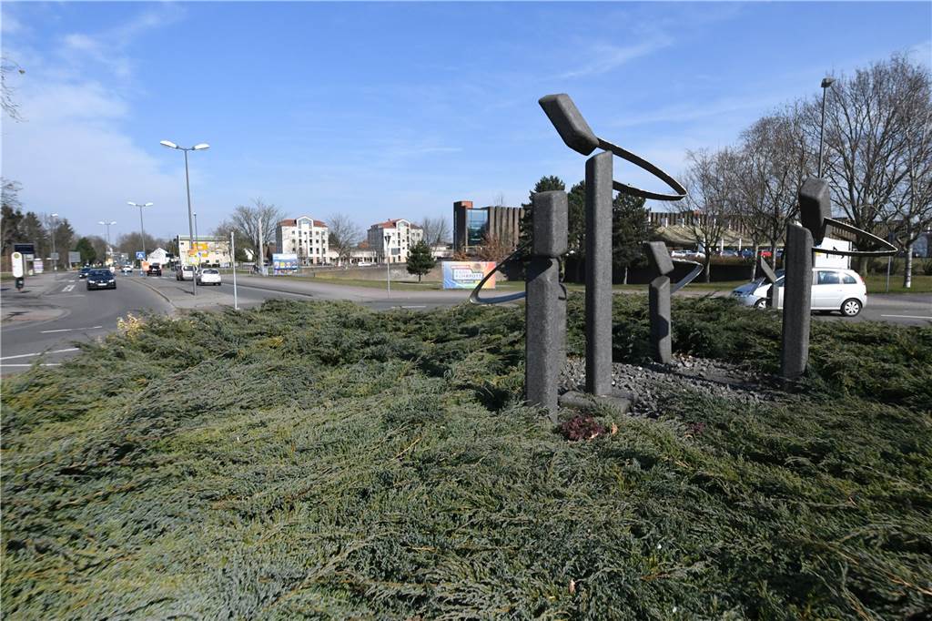 Wolfgang Schlieker ist gestorben: Seine Skulpturen prägen das Stadtbild "Begegnungen" heißt die Skulptur von Wolfgang Schlieker auf dem Kreisverkehr an Europaplatz/Bahnhofstraße.