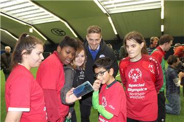 Begehrtes Selfie-Objekt: Bastian Oczipka.