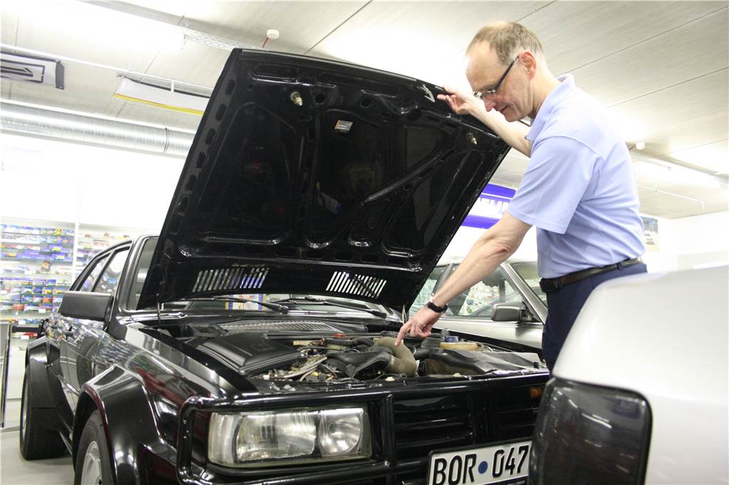 Begeistert präsentiert Thomas Höing den 250PS-Motor seines Treser Audi Hunter Typ 85.